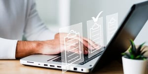 Mann in weißem Shirt arbeitet am Laptop mit eingeblendeten digitalen Symbolen für Checklisten und Qualitätsmanagement.